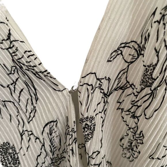 ASTR ~ Ivory with Black Floral Print ~
Surplice Long Sleeve Top ~ Size Small - Picture 3 of 9